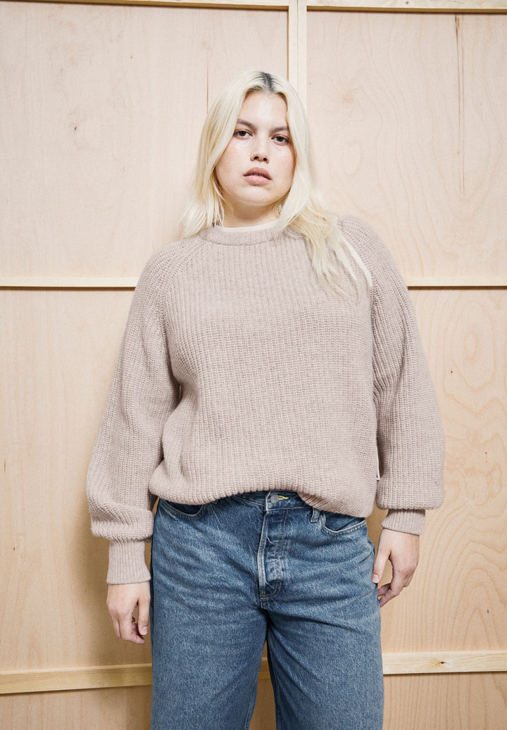 Strickpullover KAAGI Rippstrick Honey Melange von Armedangels kombiniert mit Jeans