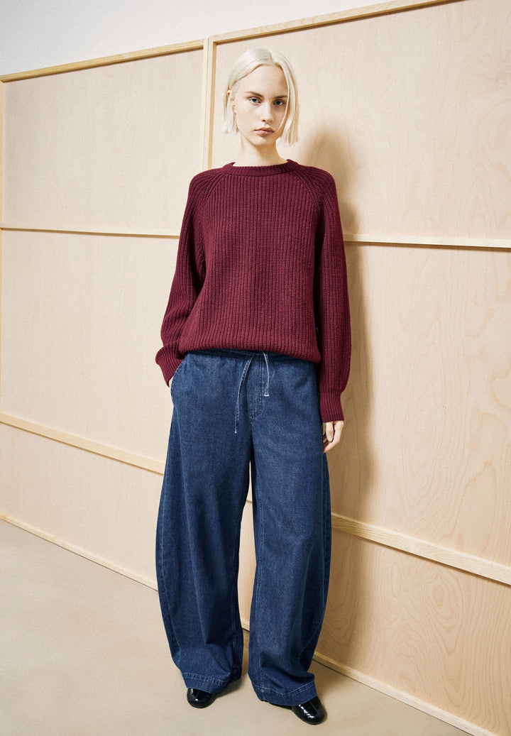 Strickpullover KAAGI Rippstrick Velvet Red von Armedangels kombiniert mit Jeans