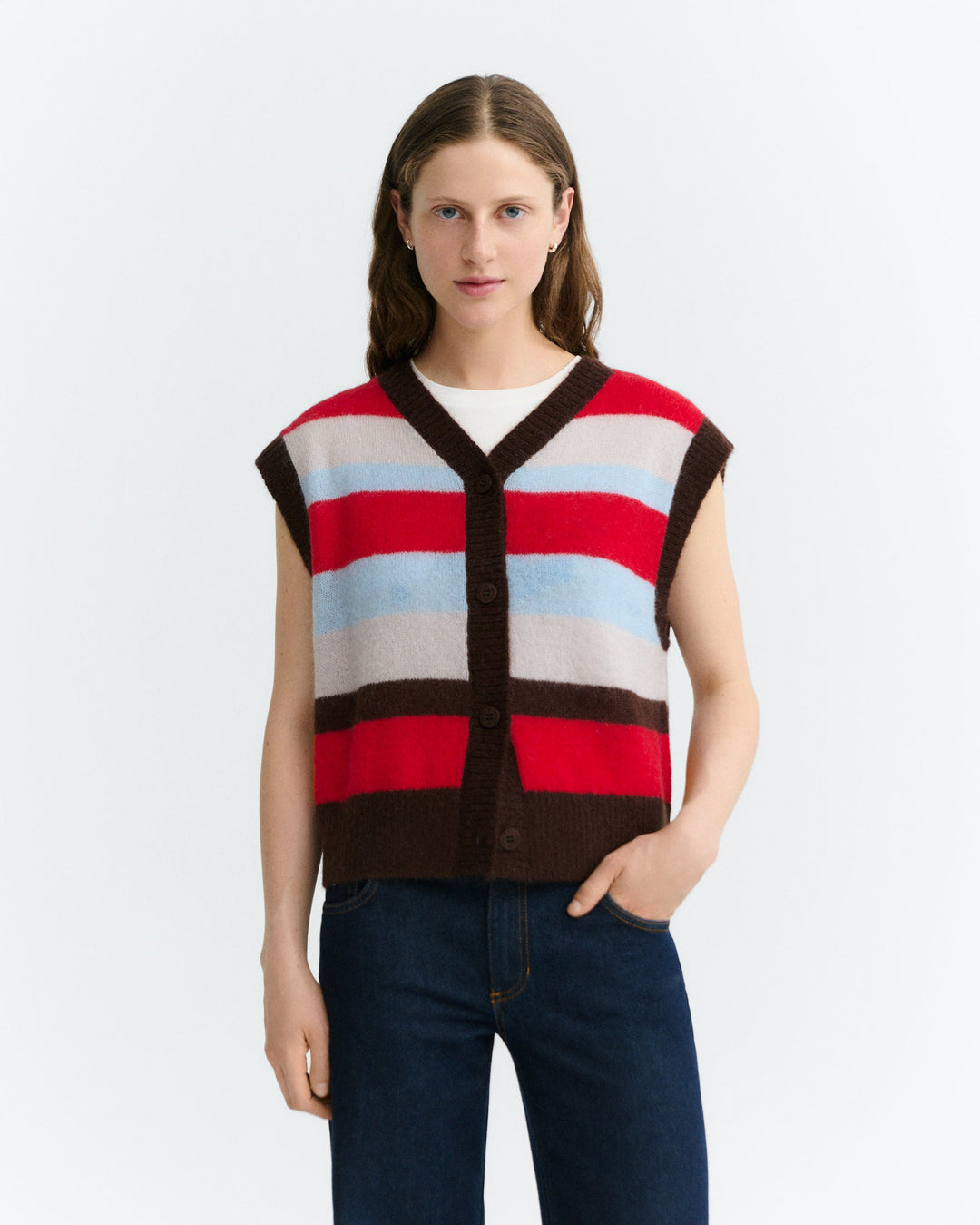 Strickweste Fadwa gestreift von Thinking MU, Vorderansicht am Model