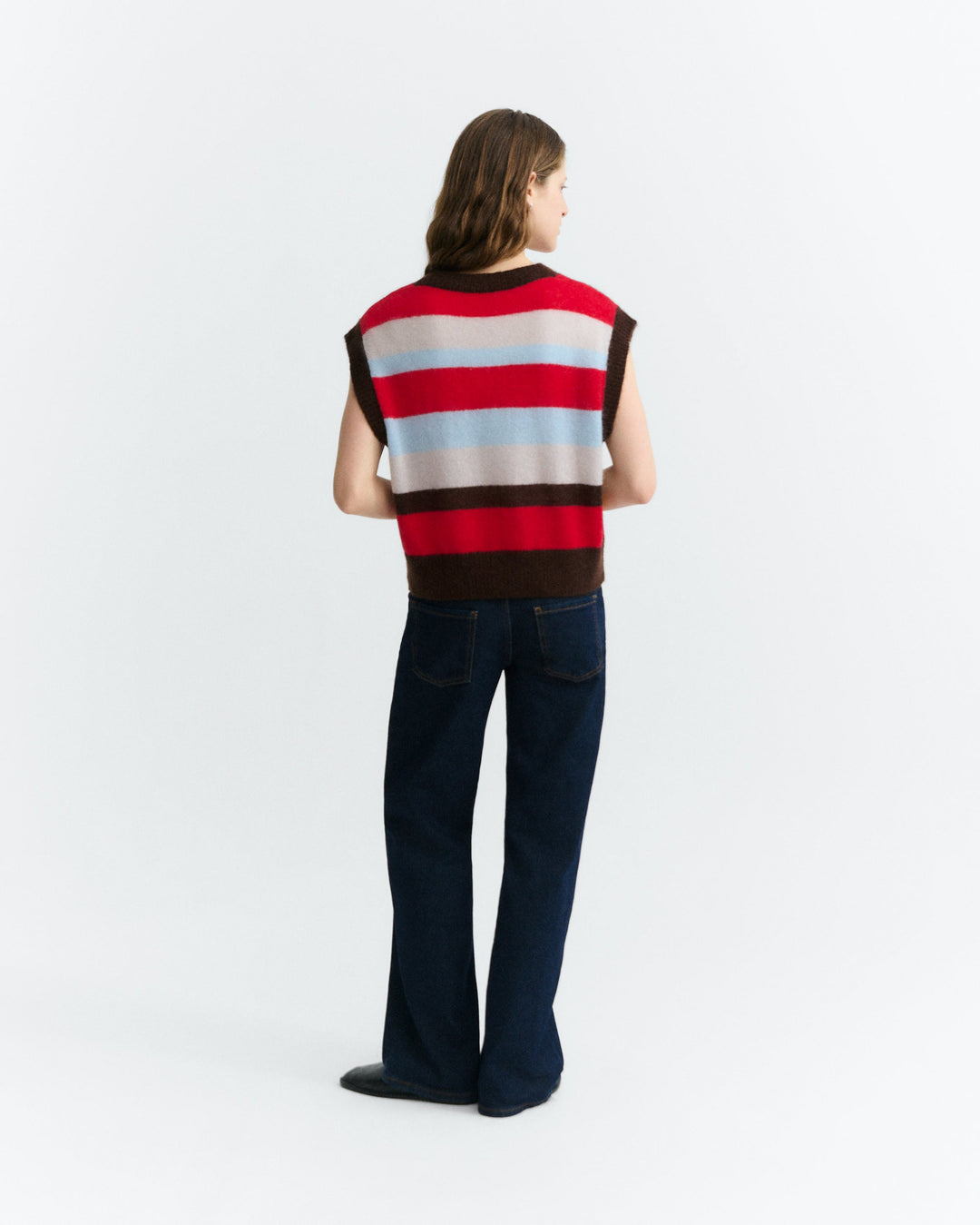 Strickweste Fadwa gestreift von Thinking MU, Rückansicht am Model