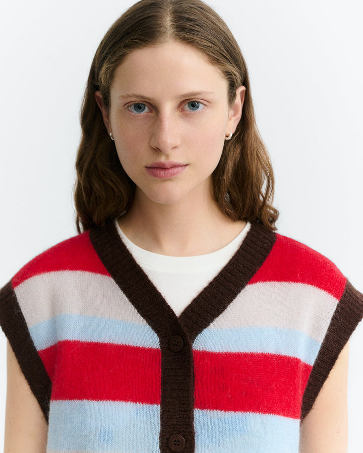 Strickweste Fadwa gestreift von Thinking MU, Nahaufnahme am Model