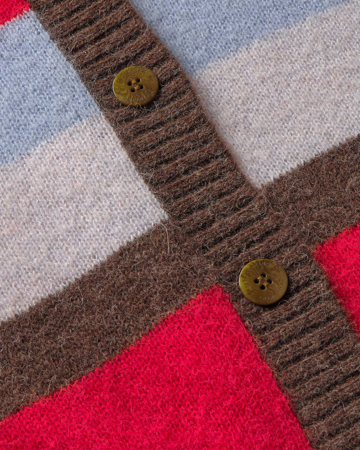 Strickweste Fadwa gestreift von Thinking MU, Detail mit Knopf