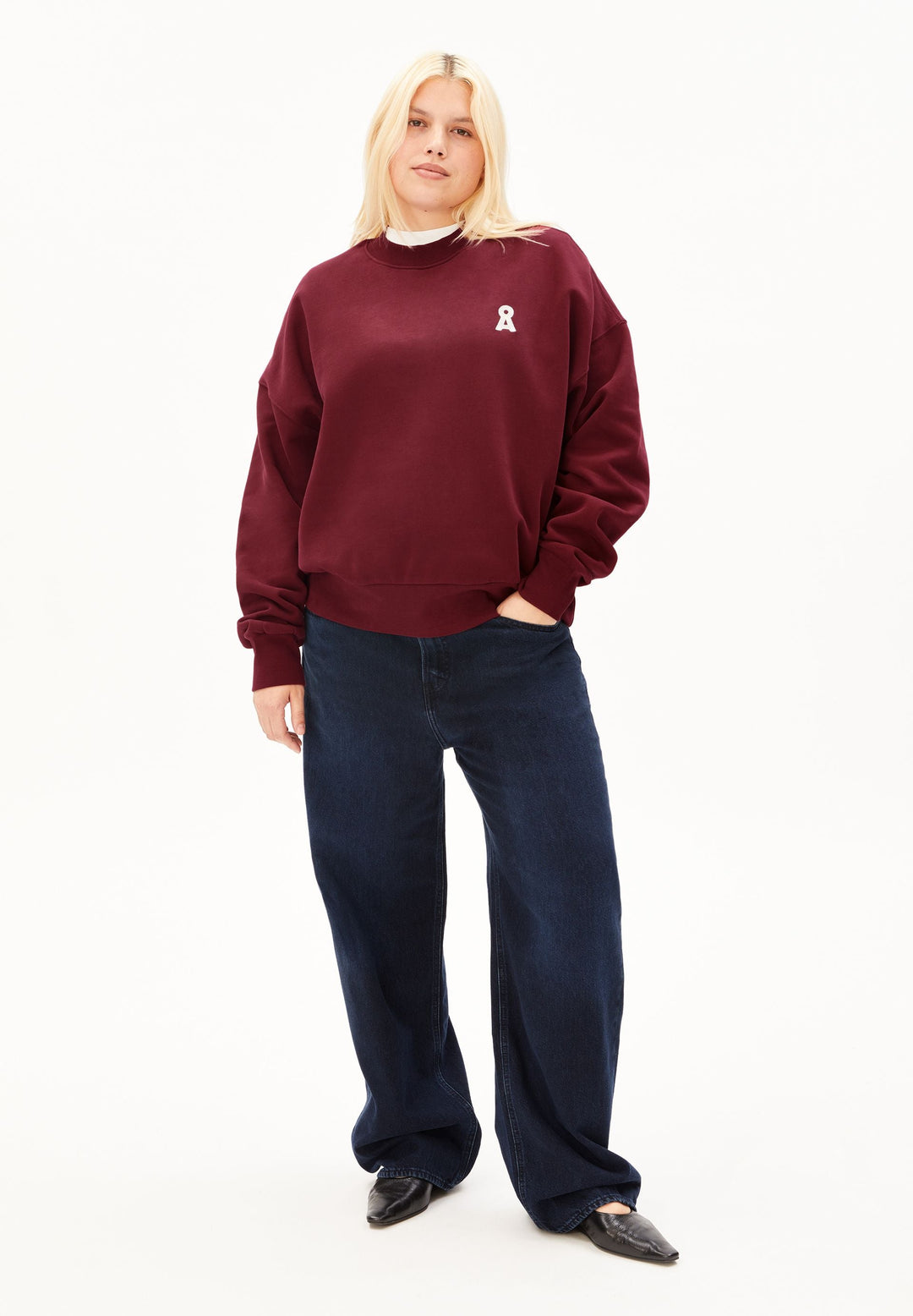 Sweatshirt ICONIC Å ALIZAA Velvet Red von Armedangels, Model von vorn, ganze Figur