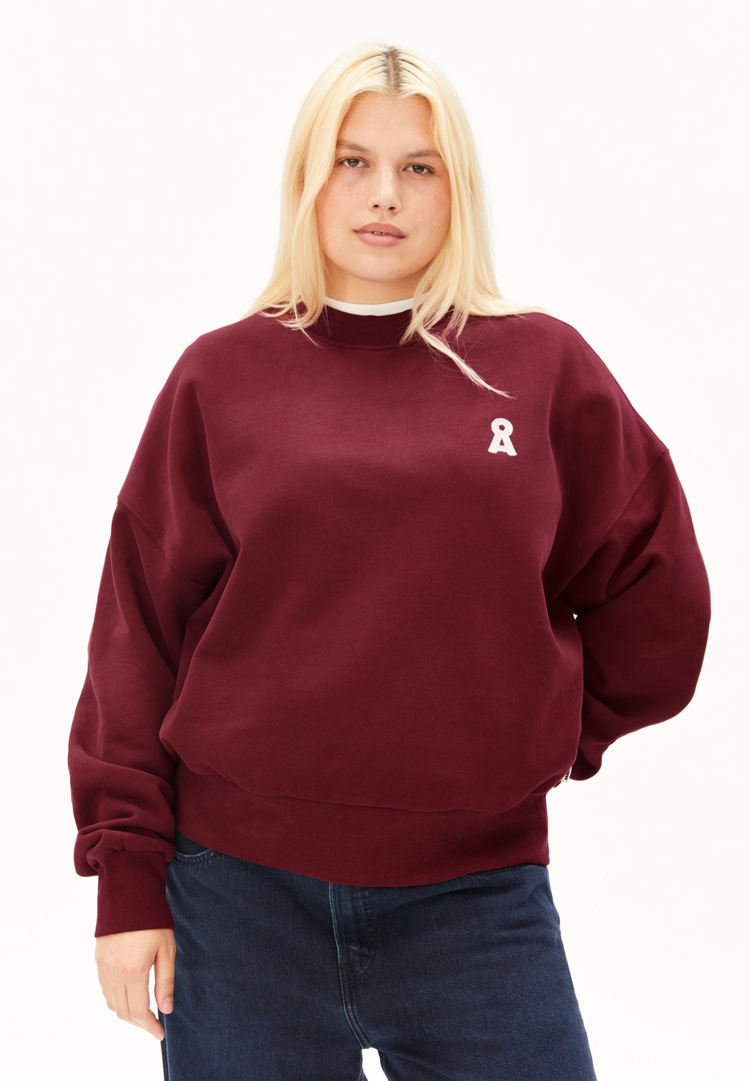 Sweatshirt ICONIC Å ALIZAA Velvet Red von Armedangels, Model von vorn