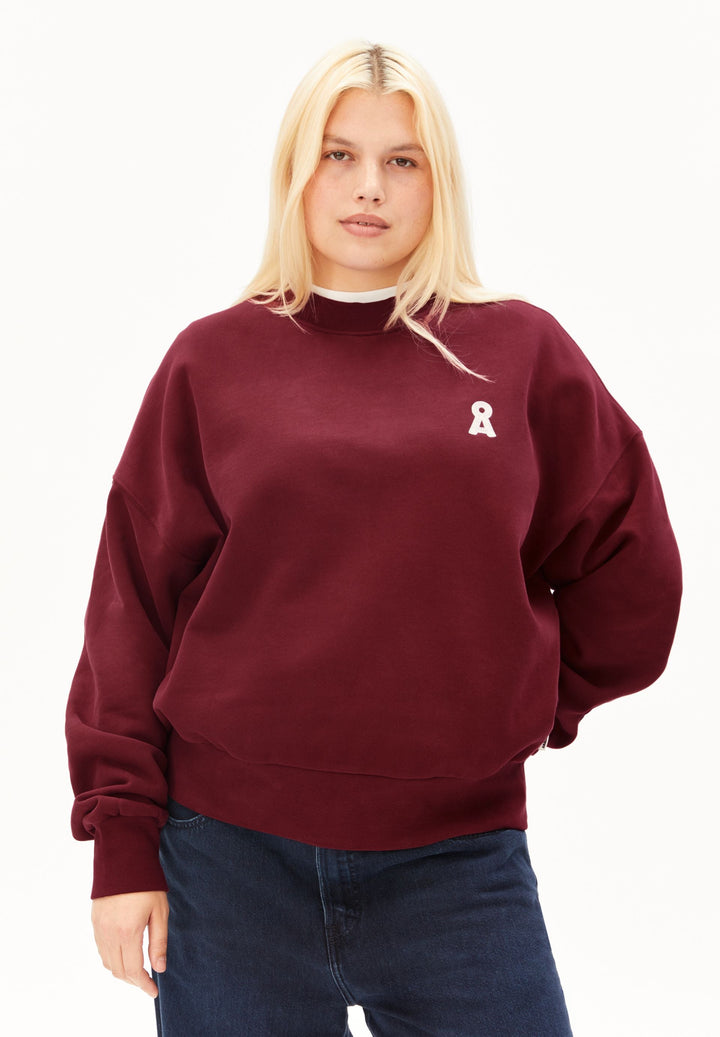 Sweatshirt ICONIC Å ALIZAA Velvet Red von Armedangels, Model von vorn