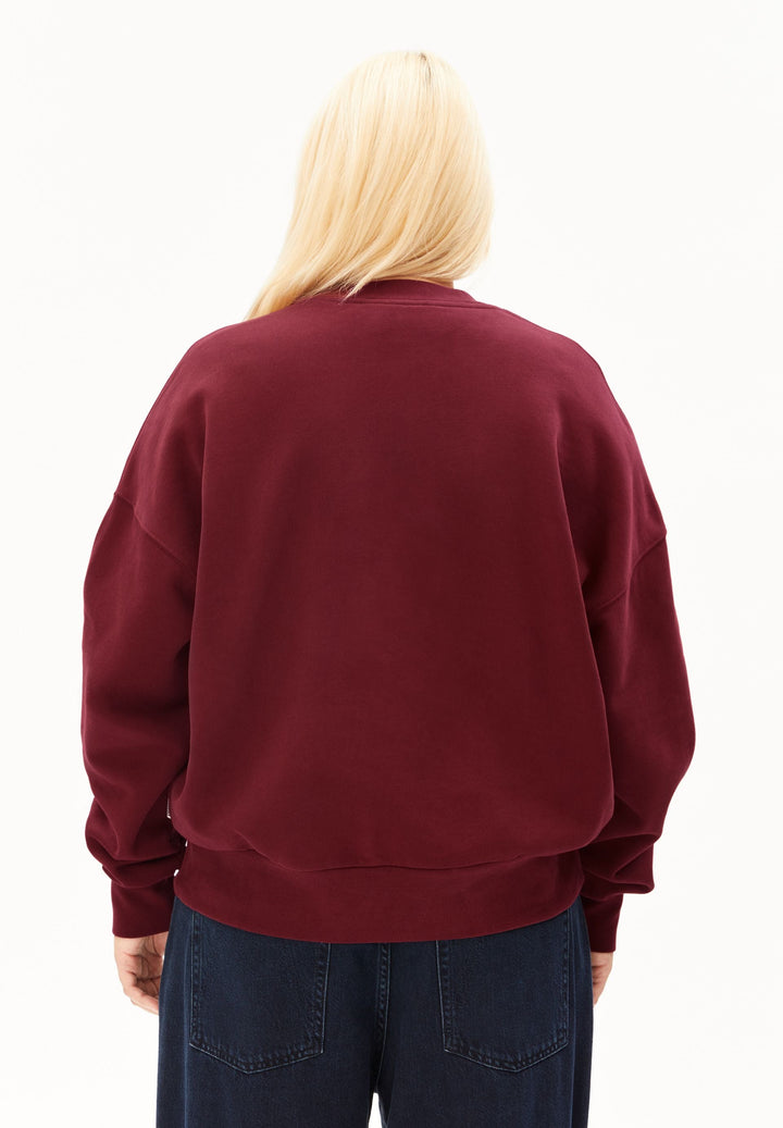 Sweatshirt ICONIC Å ALIZAA Velvet Red von Armedangels, Model von hinten
