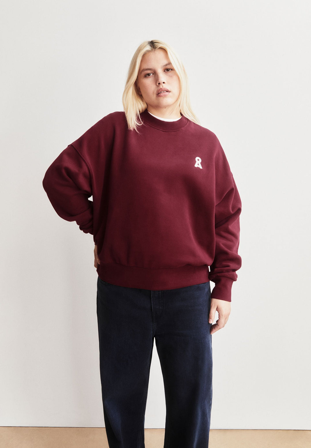 Sweatshirt ICONIC Å ALIZAA Velvet Red von Armedangels, Model im Look