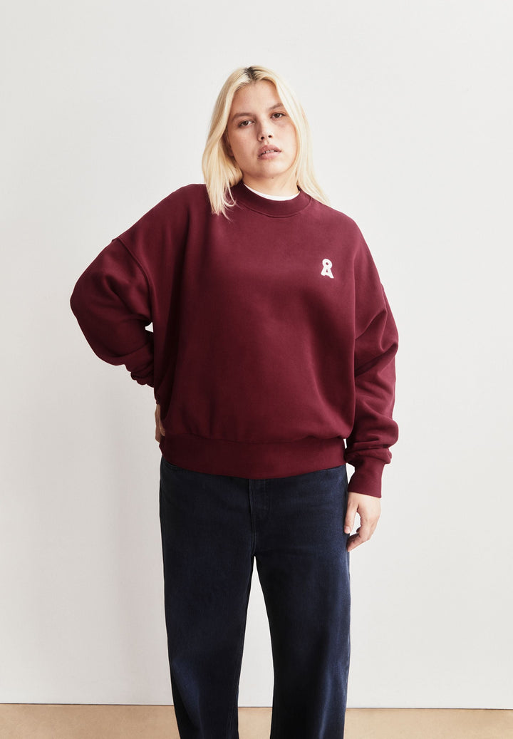 Sweatshirt ICONIC Å ALIZAA Velvet Red von Armedangels, Model im Look