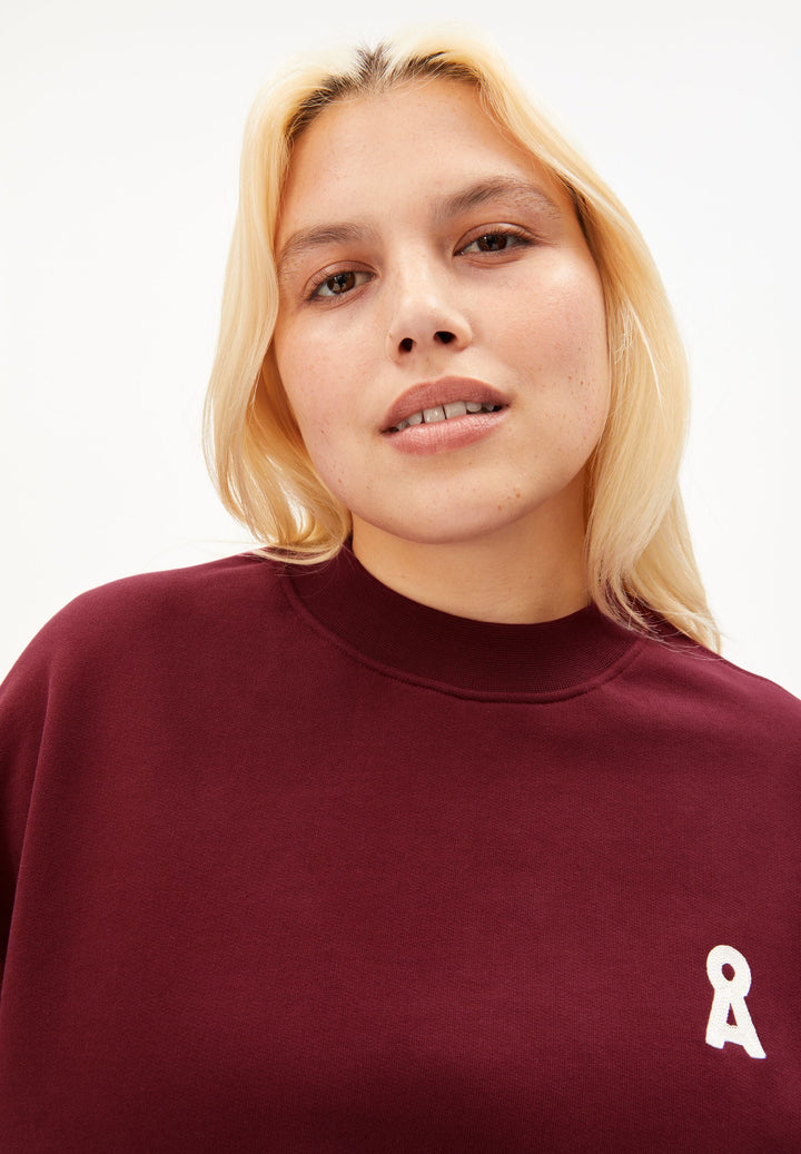 Sweatshirt ICONIC Å ALIZAA Velvet Red von Armedangels, Detail mit gesticktem Å-Logo
