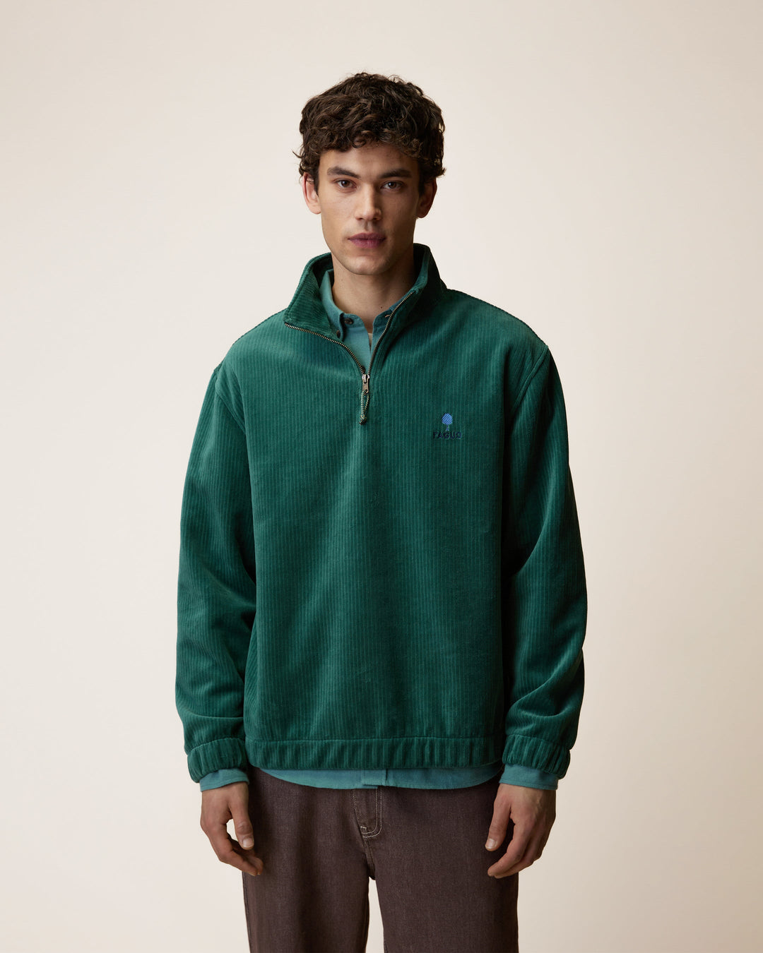 Sweatshirt Amboise mit Reissverschluss Graugrün von Faguo am Model