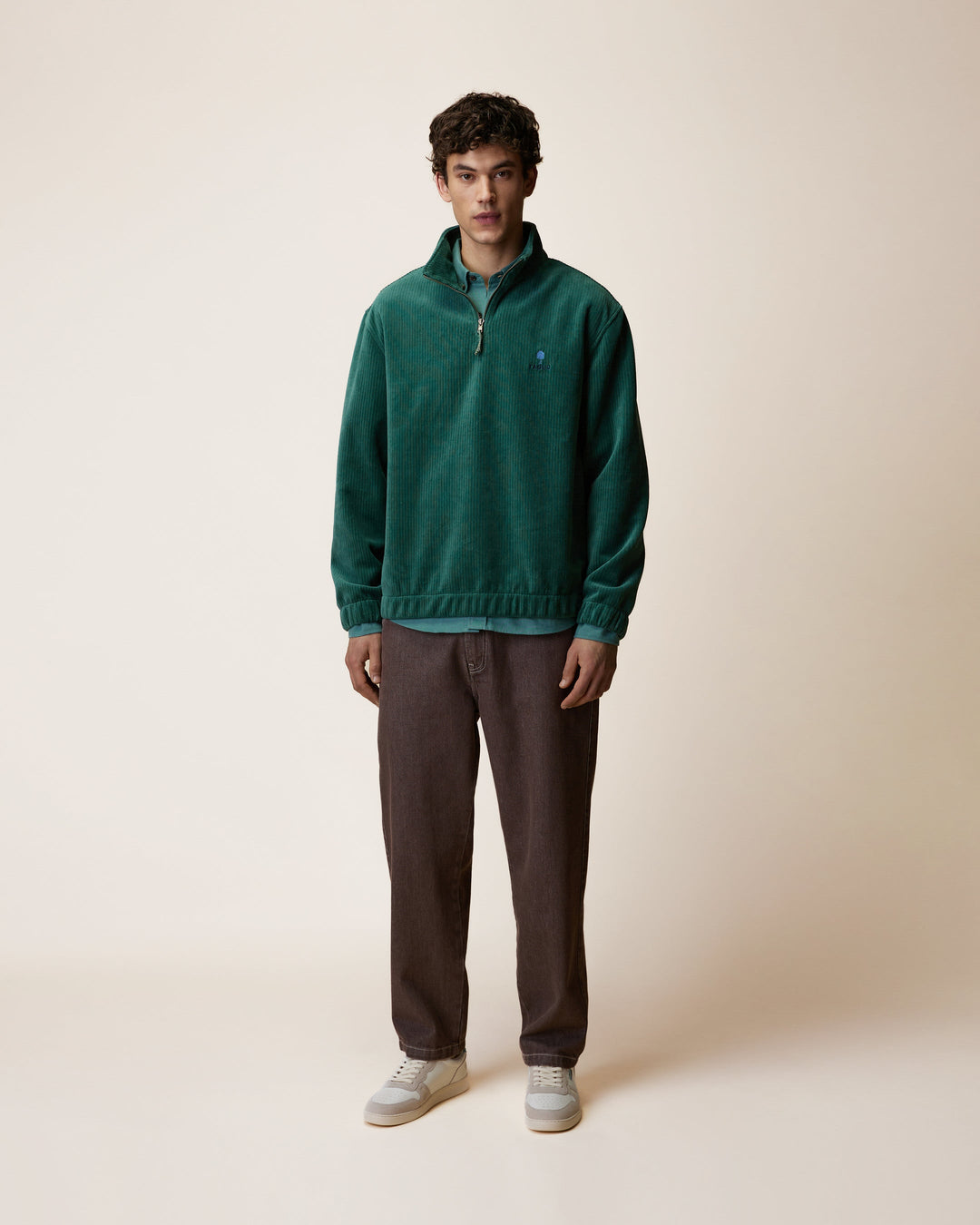 Sweatshirt Amboise mit Reissverschluss Graugrün von Faguo am Model
