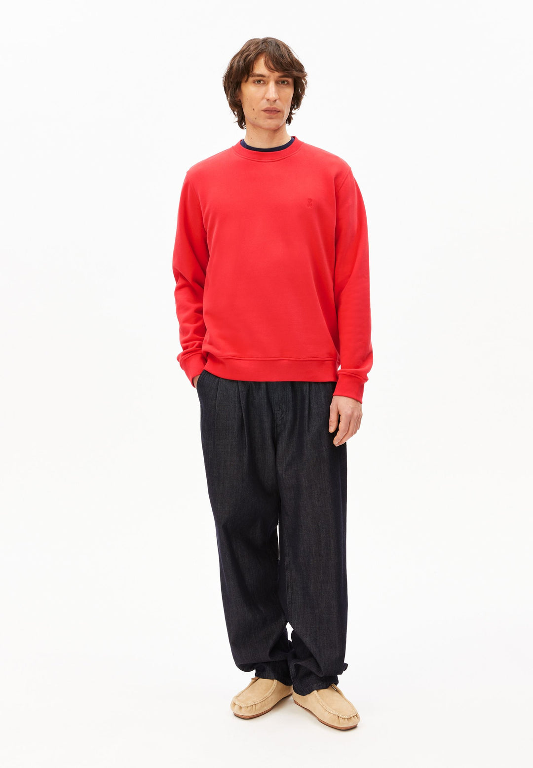 Sweatshirt BAARO LOOP Mars Red von Armedangels am Model von vorne