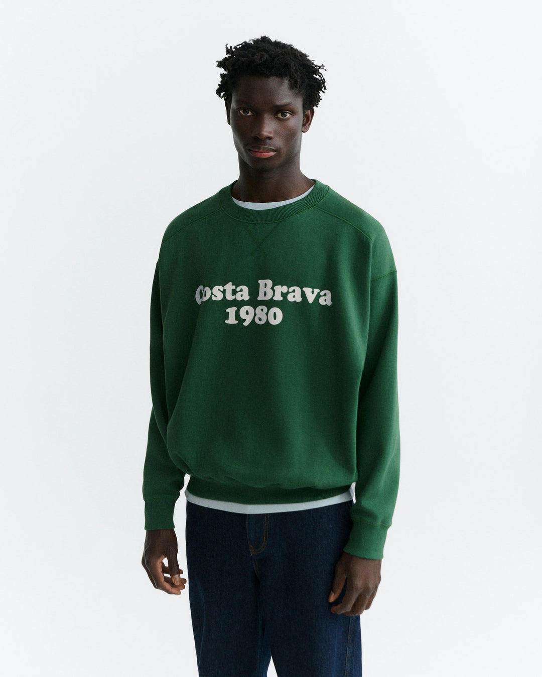 Sweatshirt Costa Brava Dunkelgrün von Thinking MU, Vorderansicht am Model