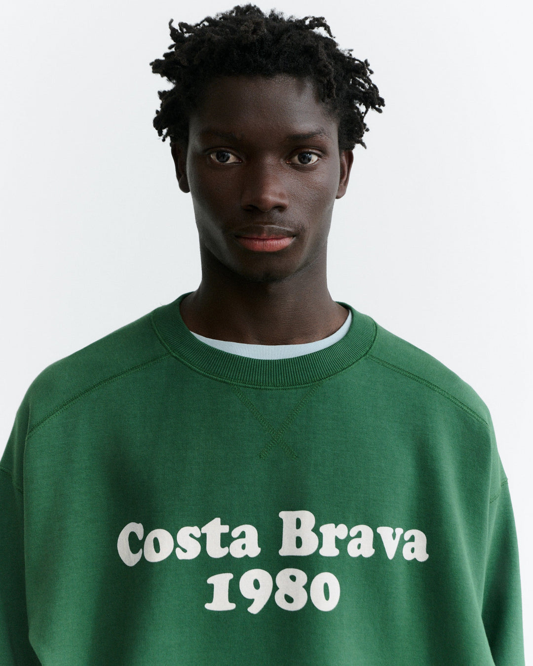 Sweatshirt Costa Brava Dunkelgrün von Thinking MU, Nahaufnahme Print Costa Brava 1980