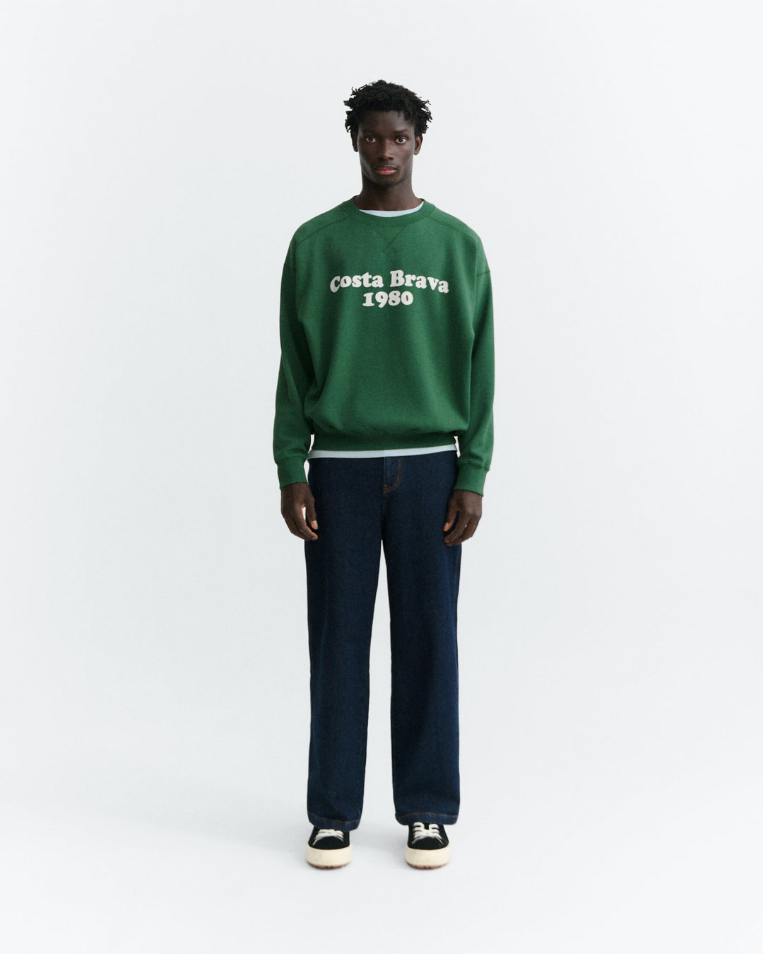 Sweatshirt Costa Brava Dunkelgrün von Thinking MU, Ganzkörperansicht am Model