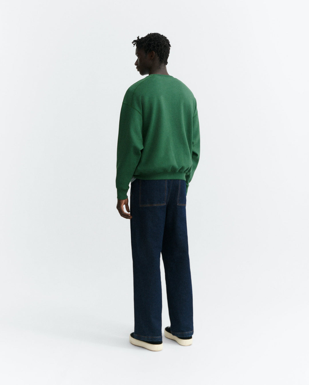 Sweatshirt Costa Brava Dunkelgrün von Thinking MU, Seitenansicht am Model