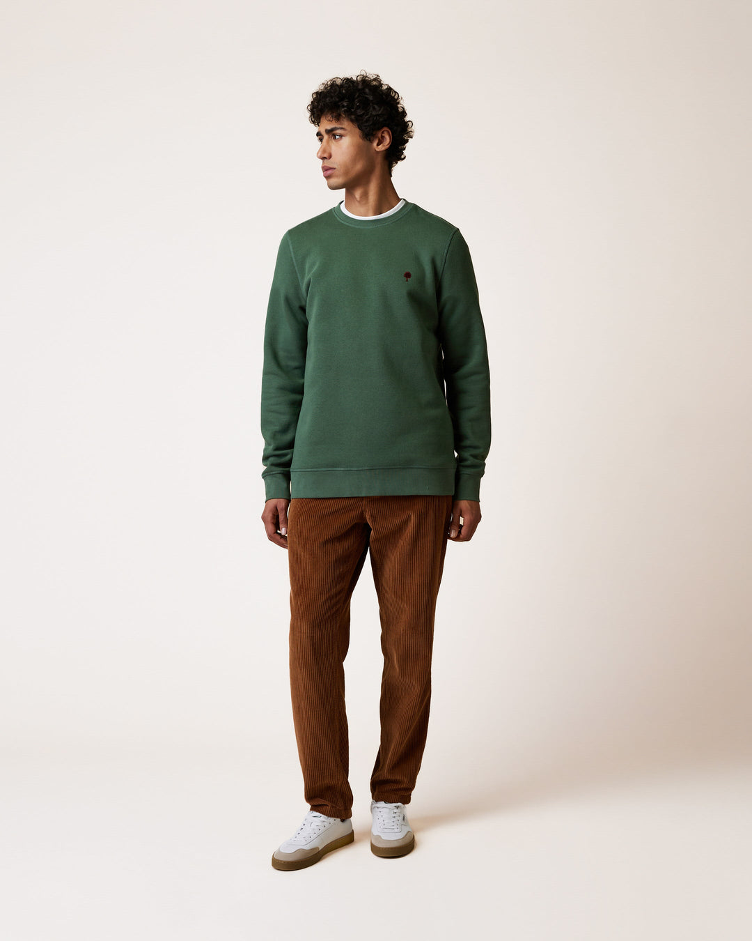 Sweatshirt Donzy Waldgrün von Faguo getragen
