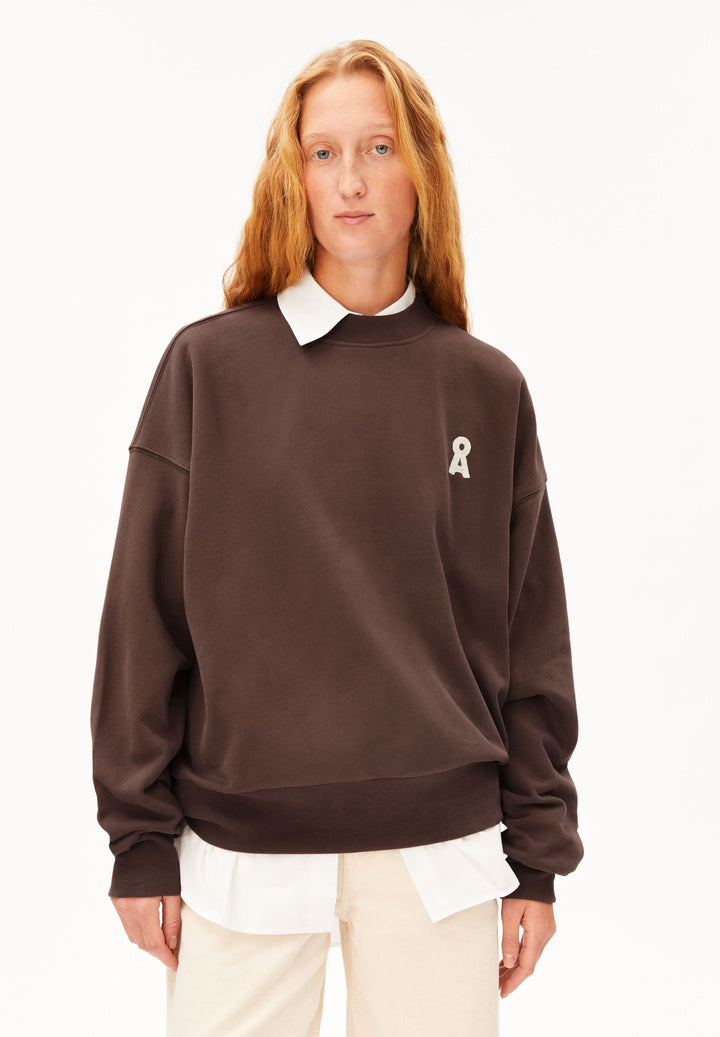 Sweatshirt ICONIC ALIZAA Claystone von Armedangels am Model