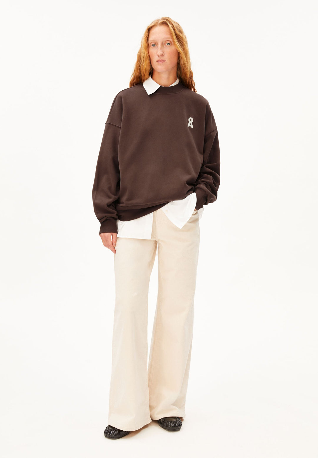 Sweatshirt ICONIC ALIZAA Claystone von Armedangels ganze Figur