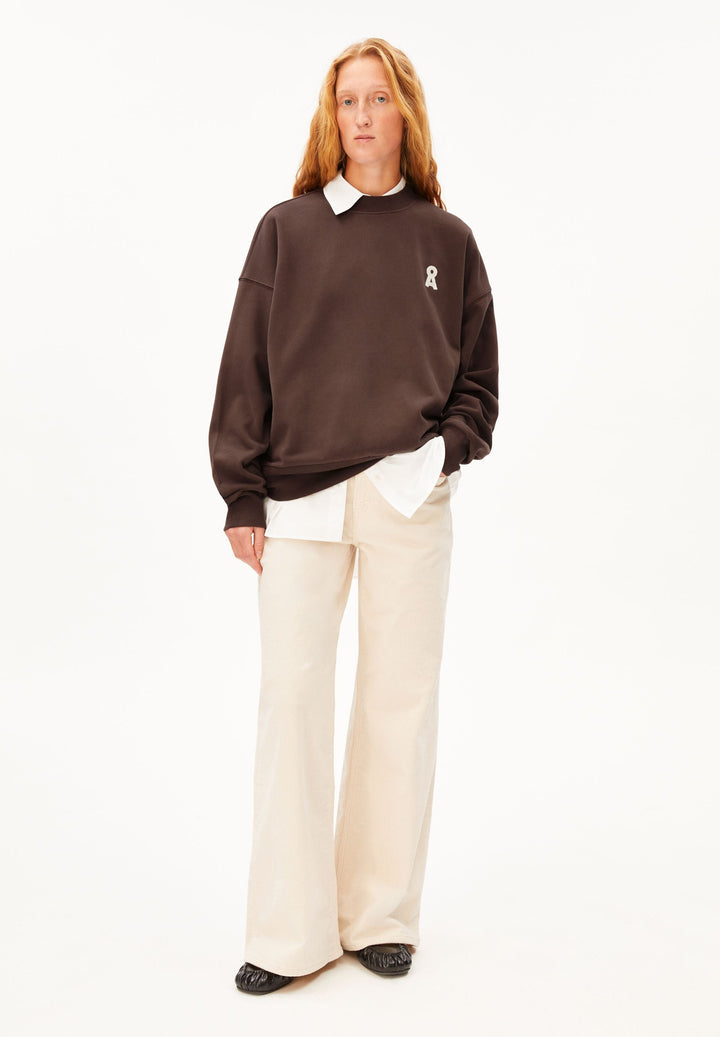 Sweatshirt ICONIC ALIZAA Claystone von Armedangels ganze Figur