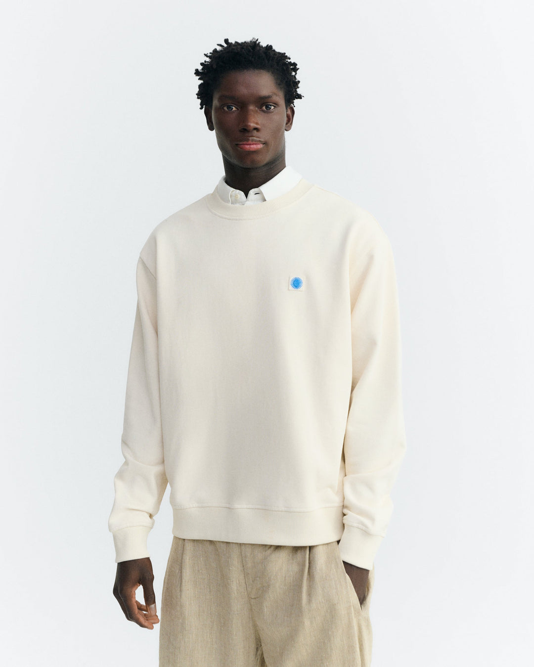 Sweatshirt Leon Ecru mit blauer Sonne von Thinking MU, Vorderansicht am Model