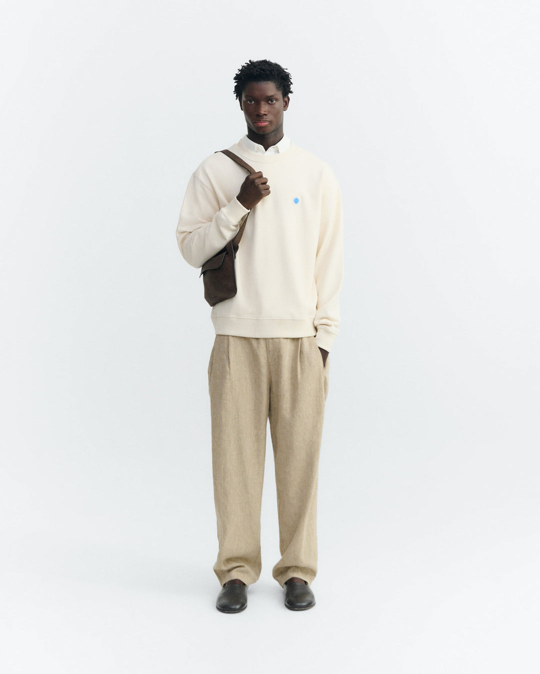 Sweatshirt Leon Ecru mit blauer Sonne von Thinking MU, Ganzkörperansicht am Model
