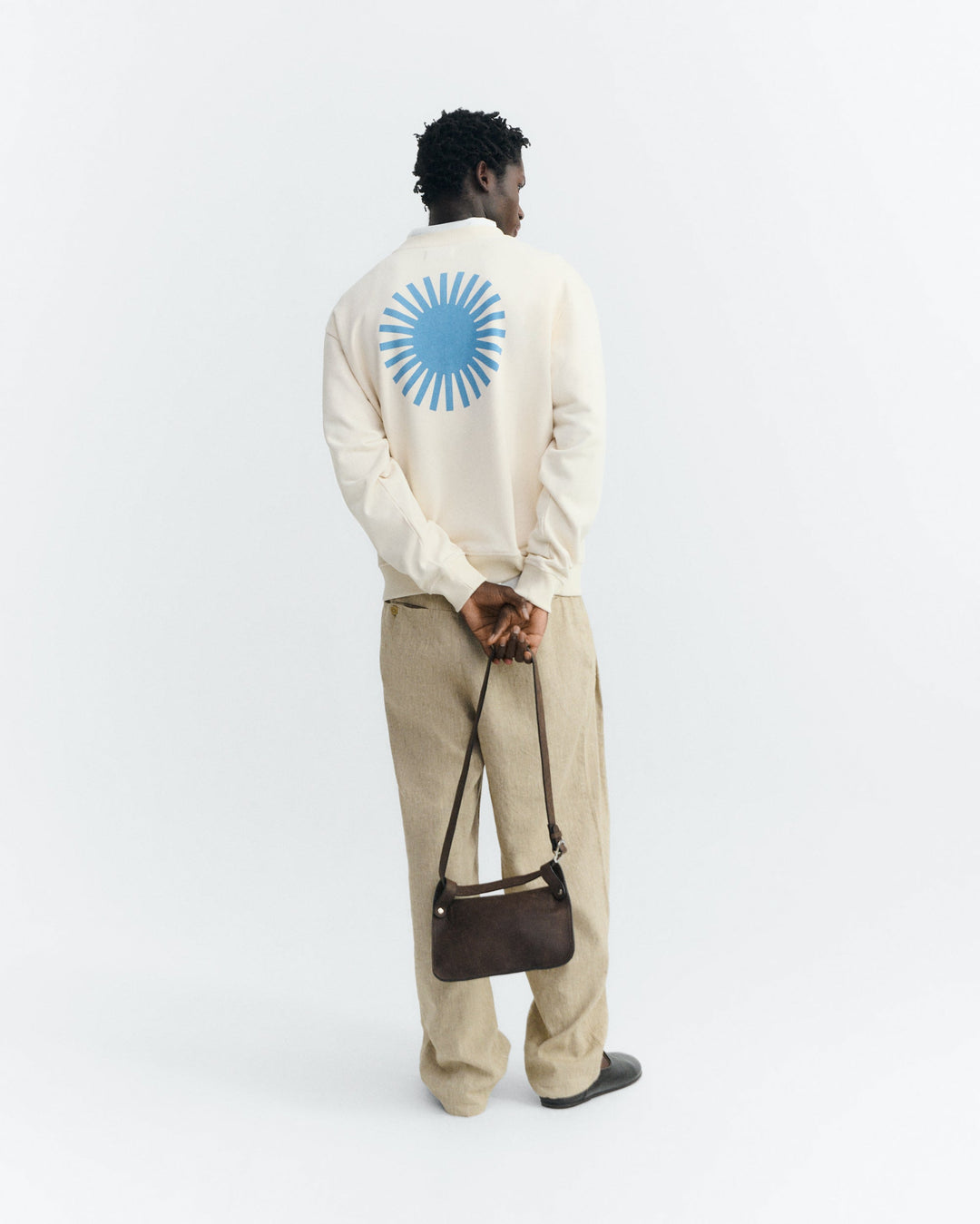 Sweatshirt Leon Ecru mit blauer Sonne von Thinking MU, Rückenansicht am Model