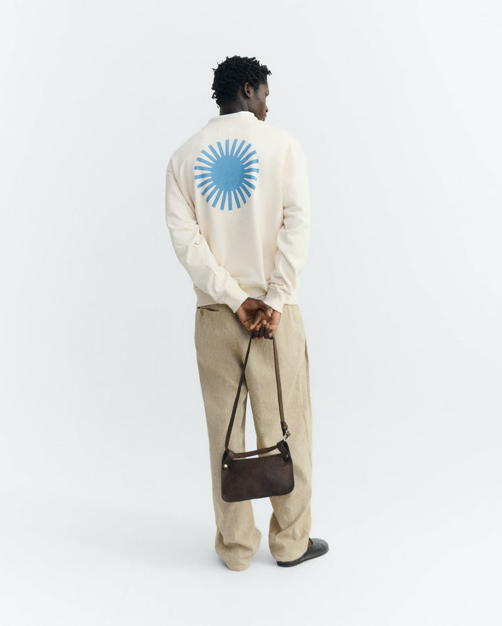 Sweatshirt Leon Ecru mit blauer Sonne von Thinking MU, Rückenansicht am Model