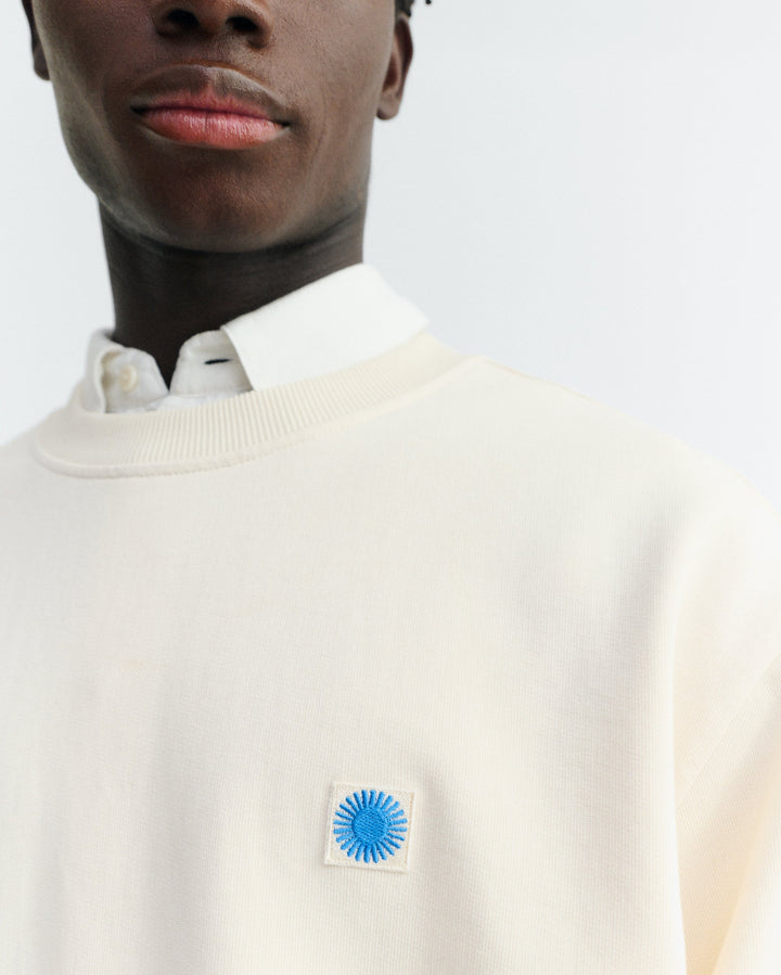 Sweatshirt Leon Ecru von Thinking MU, Nahaufnahme gesticktes Logo-Patch auf der Brust