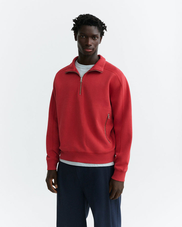 Sweatshirt One Sun Rot von Thinking MU, Vorderansicht am Model mit Stehkragen