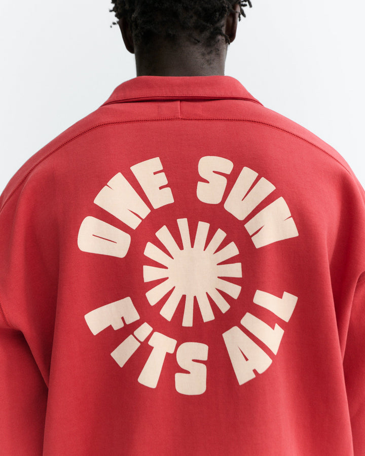 Sweatshirt One Sun Rot von Thinking MU, Rücken-Print One Sun Fits All am Model