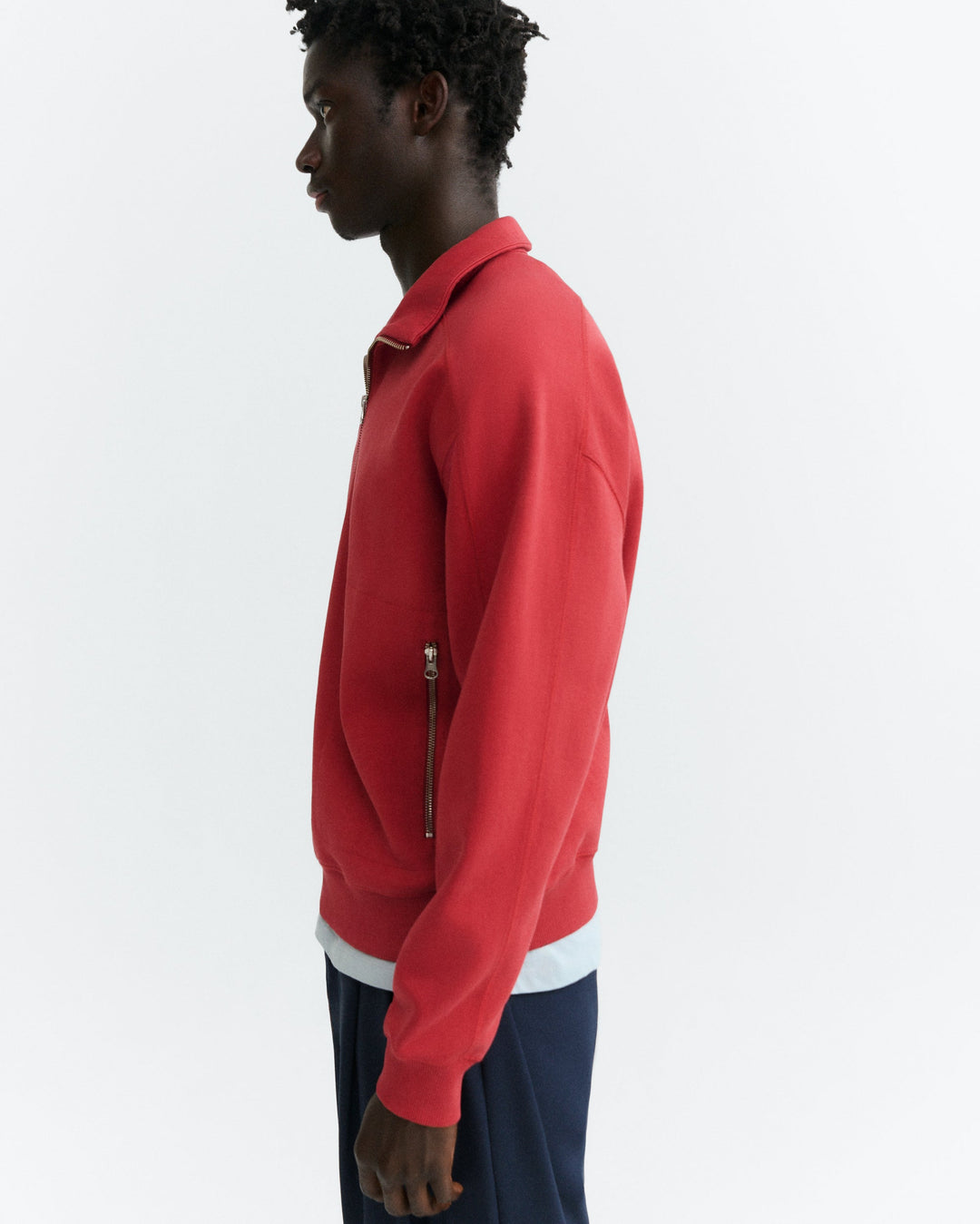 Sweatshirt One Sun Rot von Thinking MU, Seitenansicht am Model