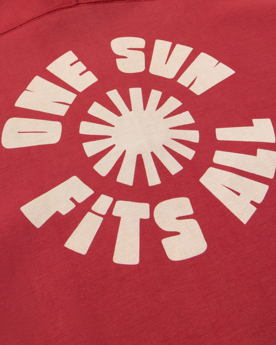 Sweatshirt One Sun Rot von Thinking MU, Nahaufnahme Sonnen-Print