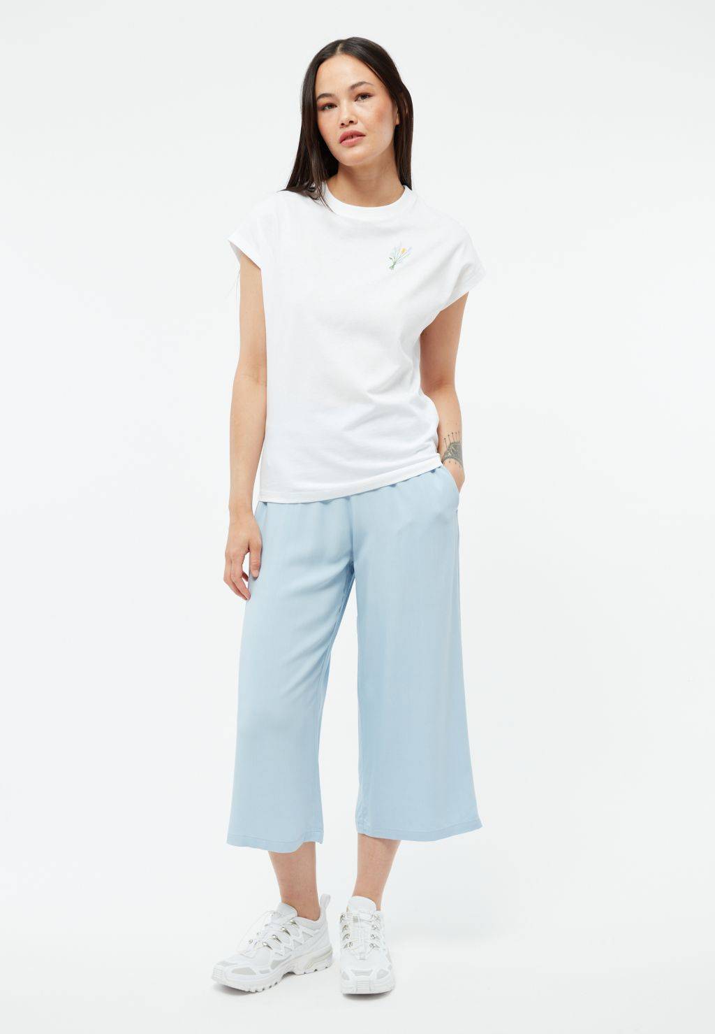 T-Shirt GBLaila White von Givn Berlin – Model ganze Figur mit hellblauer Culotte