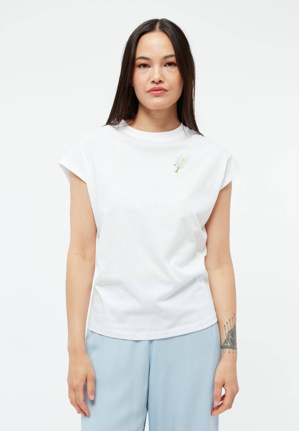 T-Shirt GBLaila White von Givn Berlin – Model von vorn mit Loose Fit