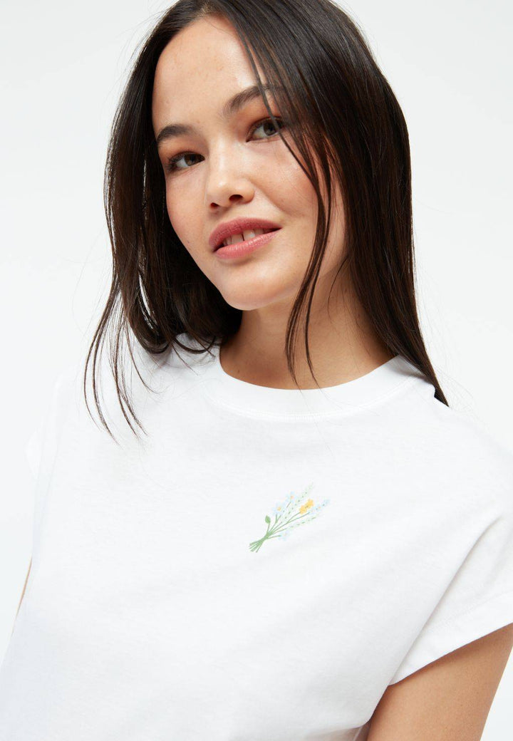 T-Shirt GBLaila White von Givn Berlin – Nahaufnahme Blumen-Stickerei auf der Brust