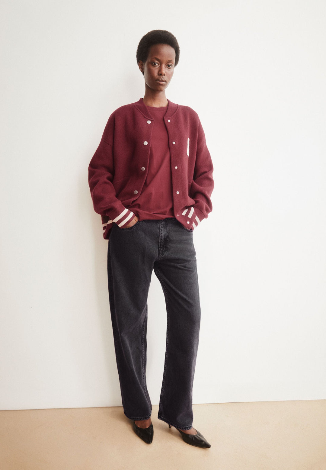 T-Shirt IDAARA Velvet Red von Armedangels kombiniert mit Strickjacke