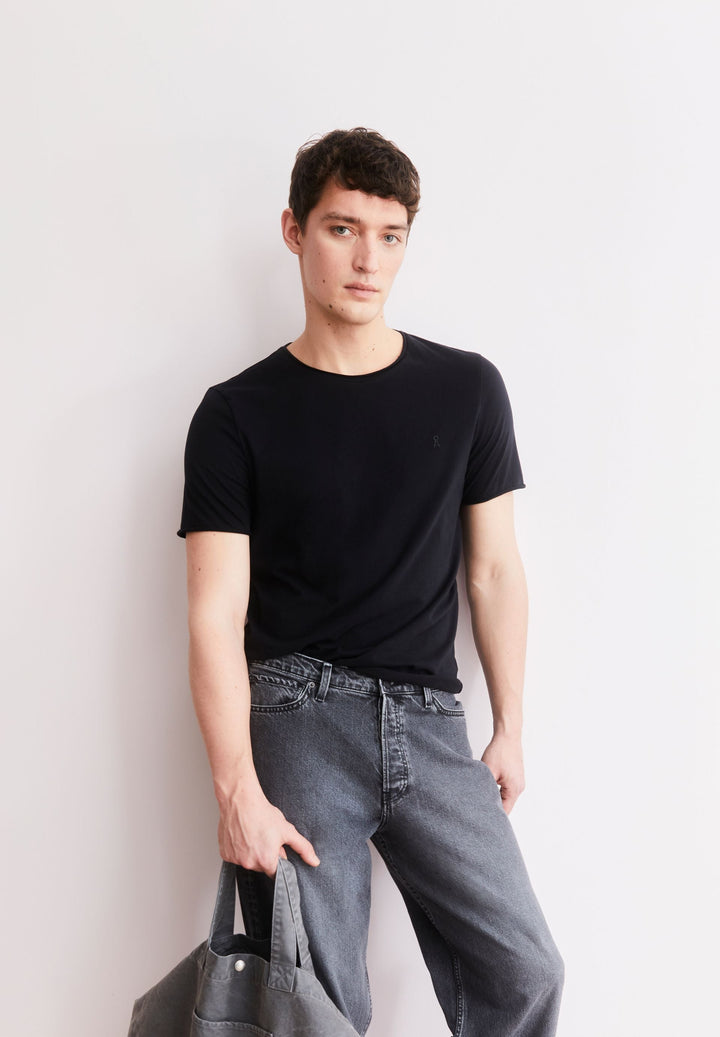 T-Shirt JAAMES BRUSHED in Schwarz von ARMEDANGELS, Detailansicht