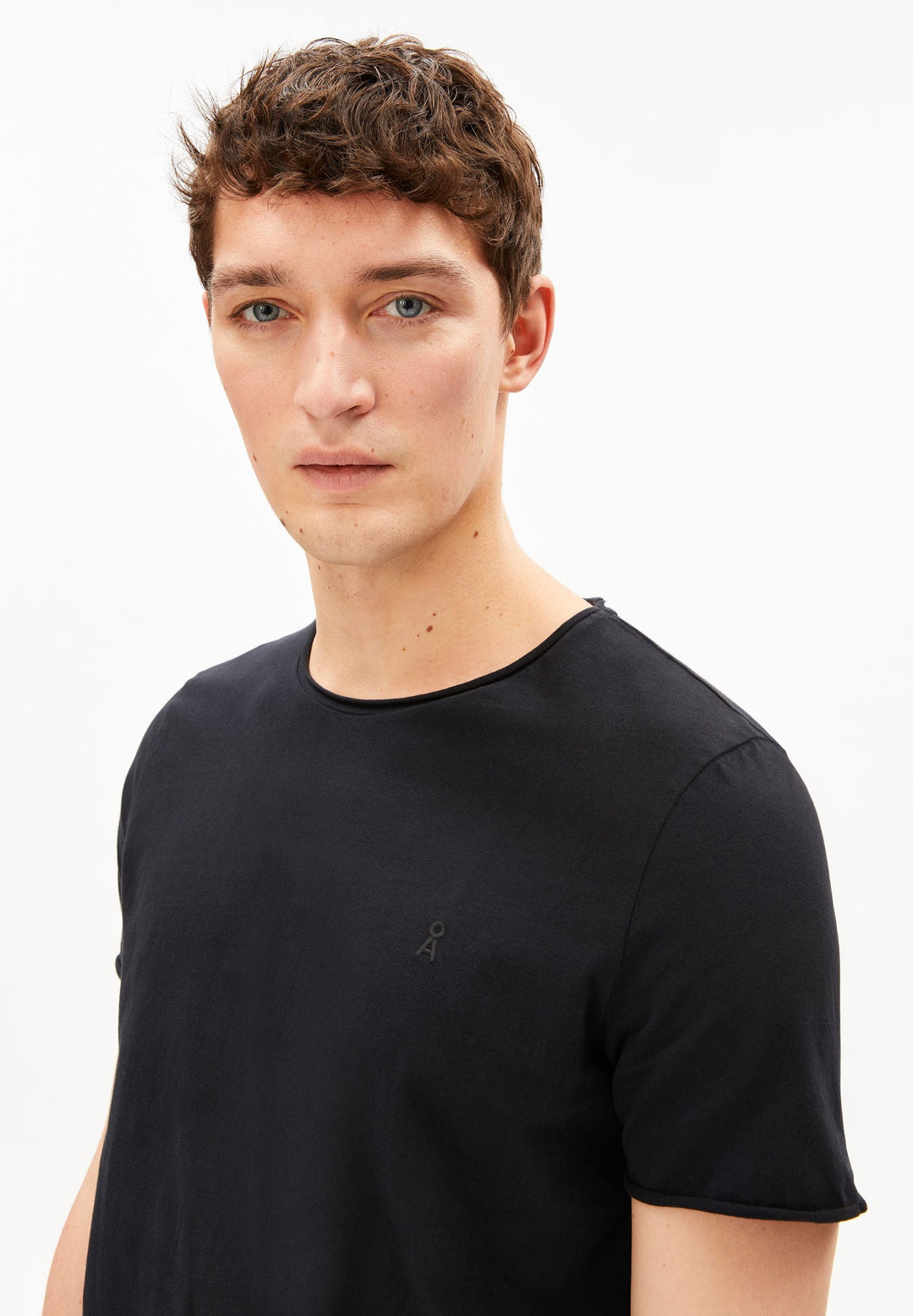 T-Shirt JAAMES BRUSHED in Schwarz von ARMEDANGELS, Detailansicht am Model