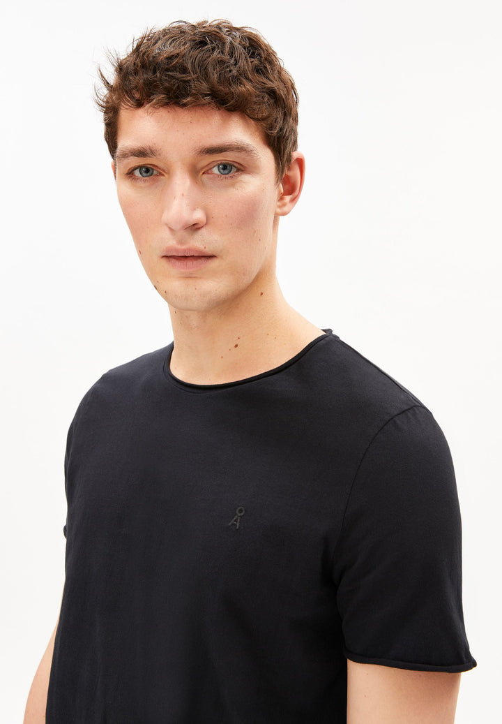 T-Shirt JAAMES BRUSHED in Schwarz von ARMEDANGELS, Detailansicht am Model