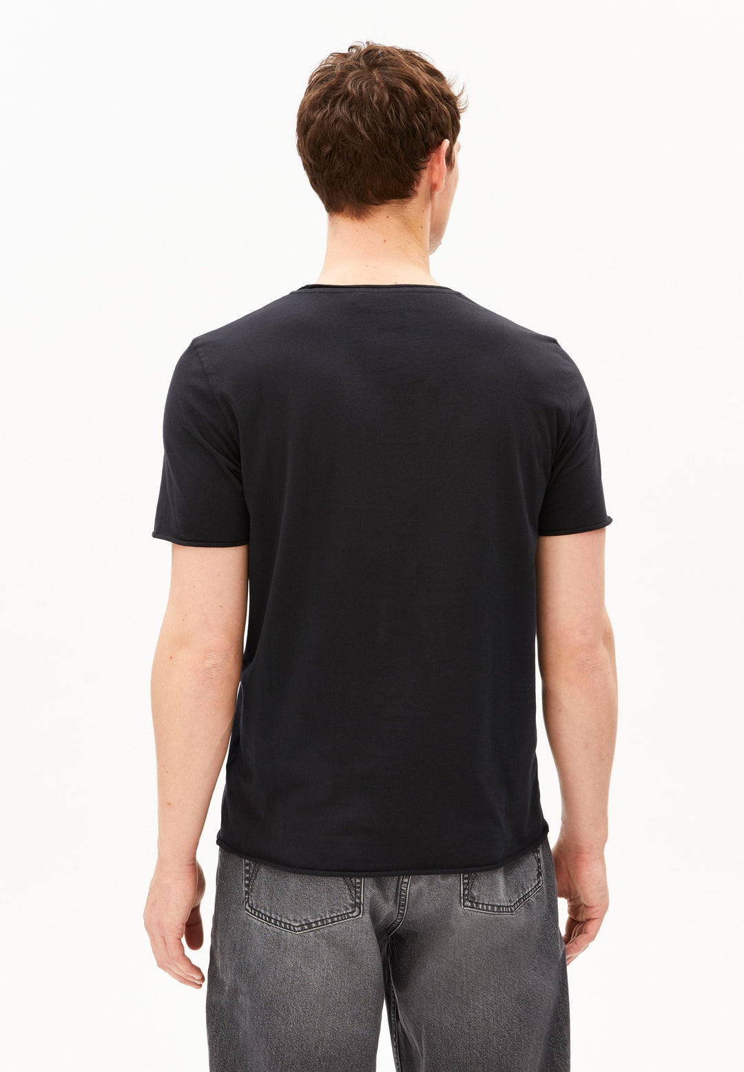 T-Shirt JAAMES BRUSHED in Schwarz von ARMEDANGELS, Seitenansicht am Model