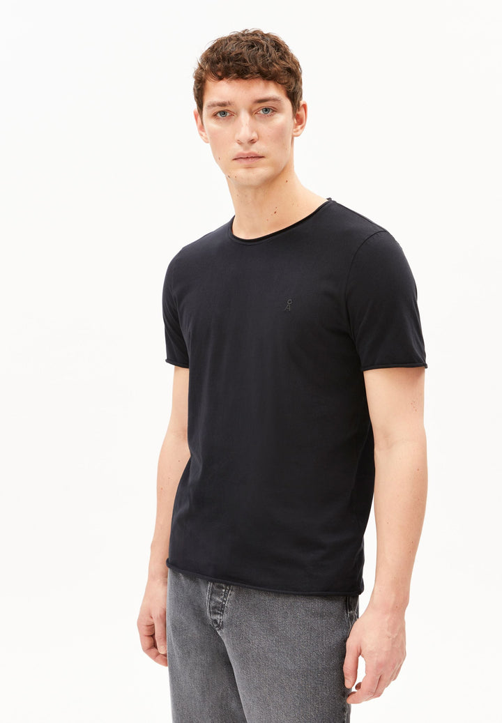 Model trägt T-Shirt JAAMES BRUSHED in Schwarz von ARMEDANGELS
