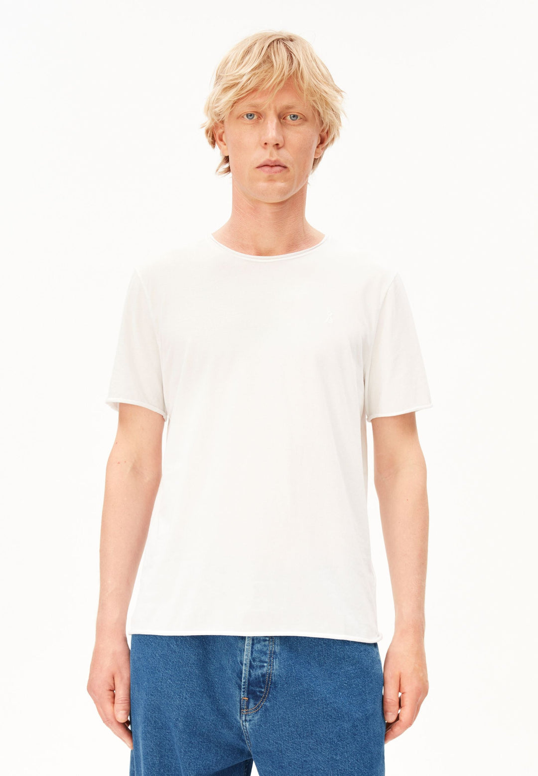 Model trägt T-Shirt JAAMES BRUSHED in Weiss von ARMEDANGELS