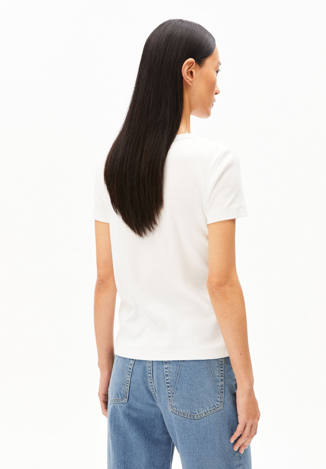 T-Shirt KARDAA Ripp in Weiss von ARMEDANGELS, Seitenansicht am Model