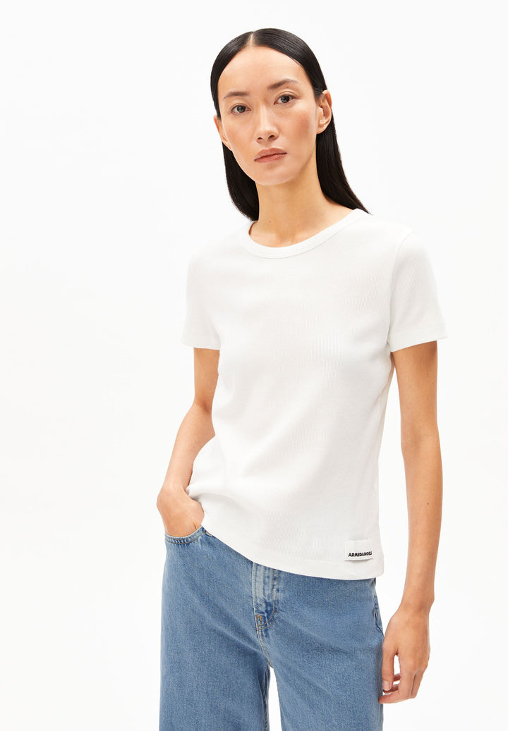 Model trägt T-Shirt KARDAA Ripp in Weiss von ARMEDANGELS