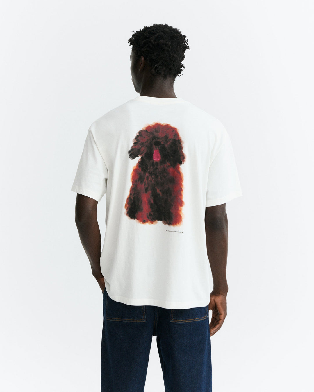 T-Shirt Pet Portrait Weiss von Thinking MU, Rückansicht am Model mit Hunde-Print