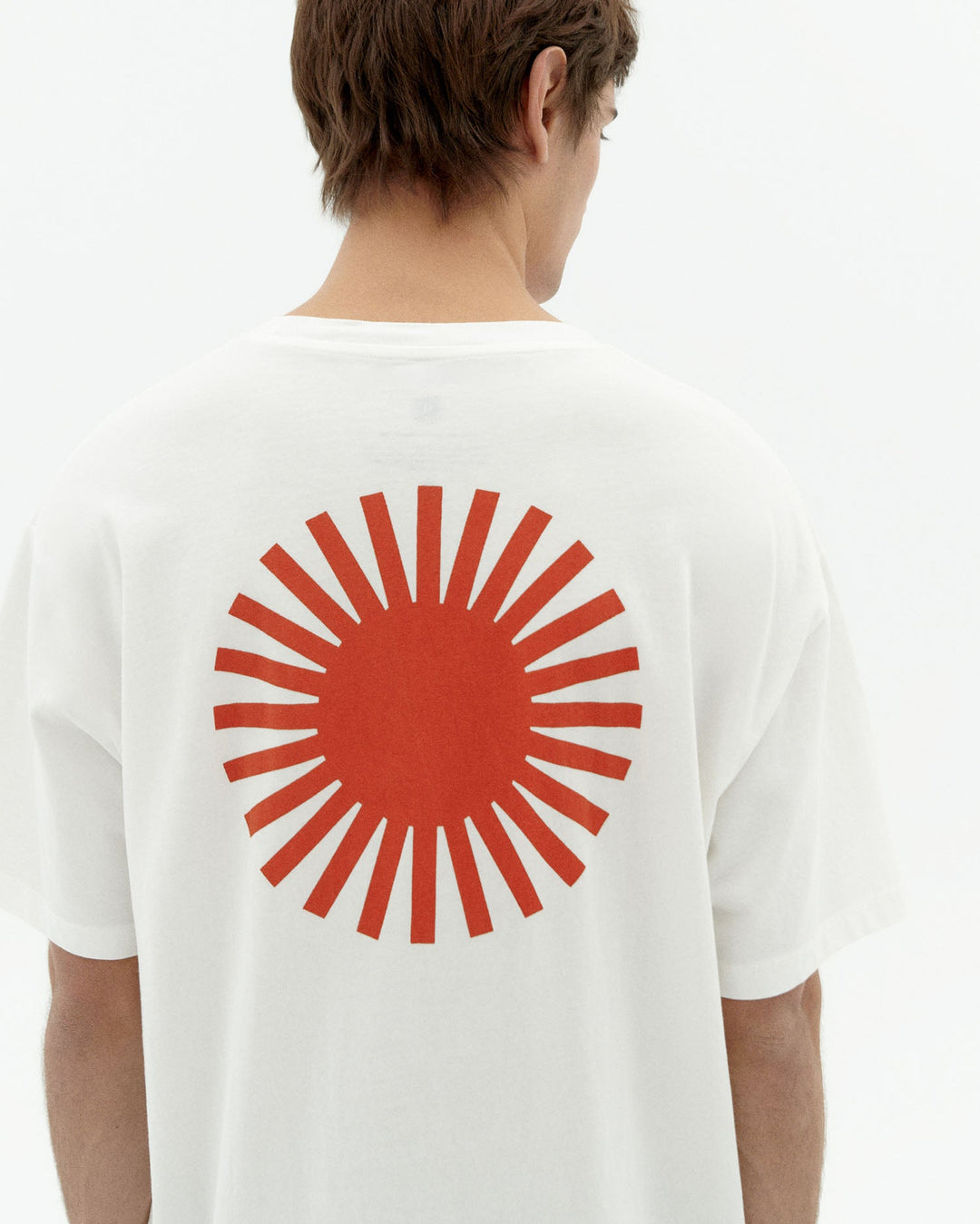 T-Shirt Sol Contrast Weiss von Thinking MU, Rücken-Print am Model