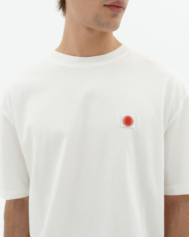 T-Shirt Sol Contrast Weiss von Thinking MU, Detail kleine Sonne auf der Brust