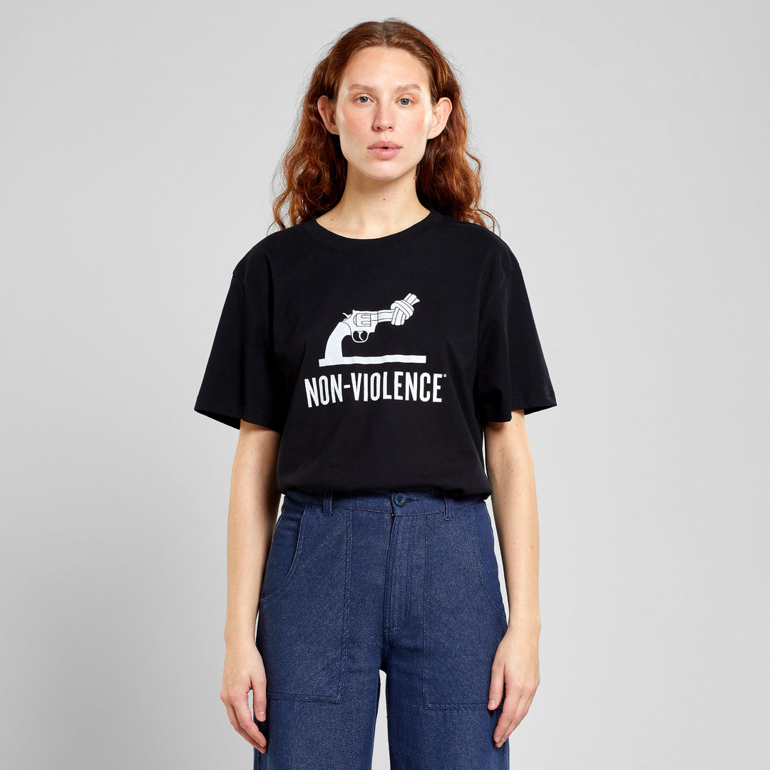 T-Shirt Stockholm The Knotted Gun in Schwarz von Dedicated, getragen