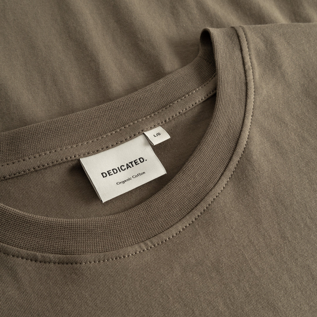 T-Shirt Stockholm Perch Emb von Dedicated, Detail Kragen